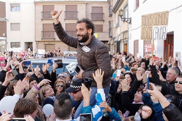 Una multitud acompaña al Dr. Jesús Candel al Juzgado de Albolote, al acto de conciliación previo a la demanda que Martín Blanco ha interpuesto contra é